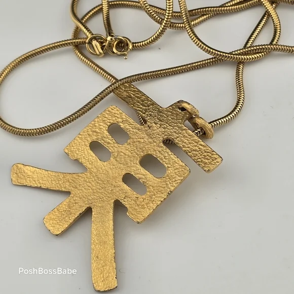 Vintage Long Gold Tone Necklace with Asian-Inspired Pendant - Picture 10 of 10